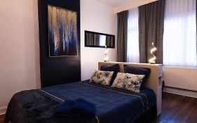 A La Villa Perroy les chambres sont spacieuses et les petit-déjeuners offerts
